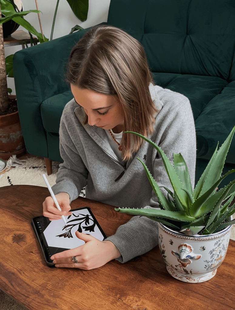 Juliette Maffre Graphiste et Webdesigner Freelance en train de travailler sur sa tablette